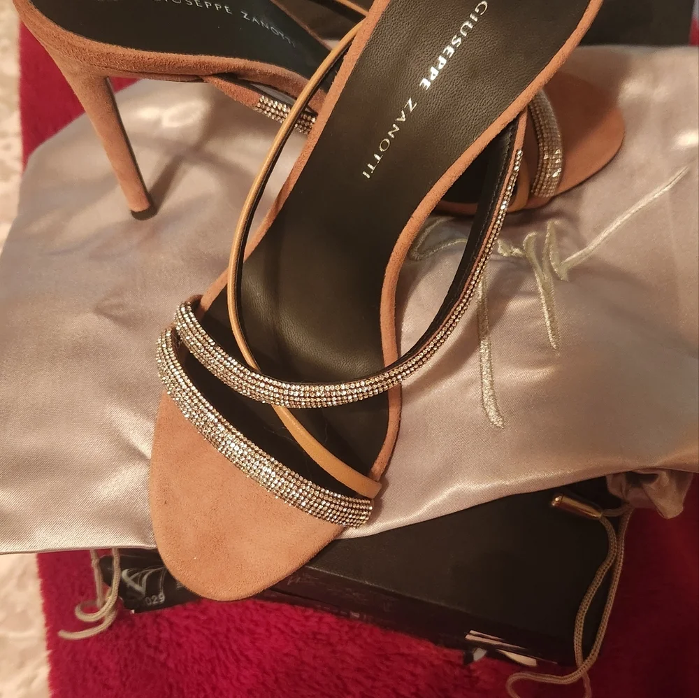 Heels - Picture 2 of 4